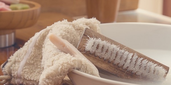 ¿Cómo limpiar manchas en el tapizado de tu silla?